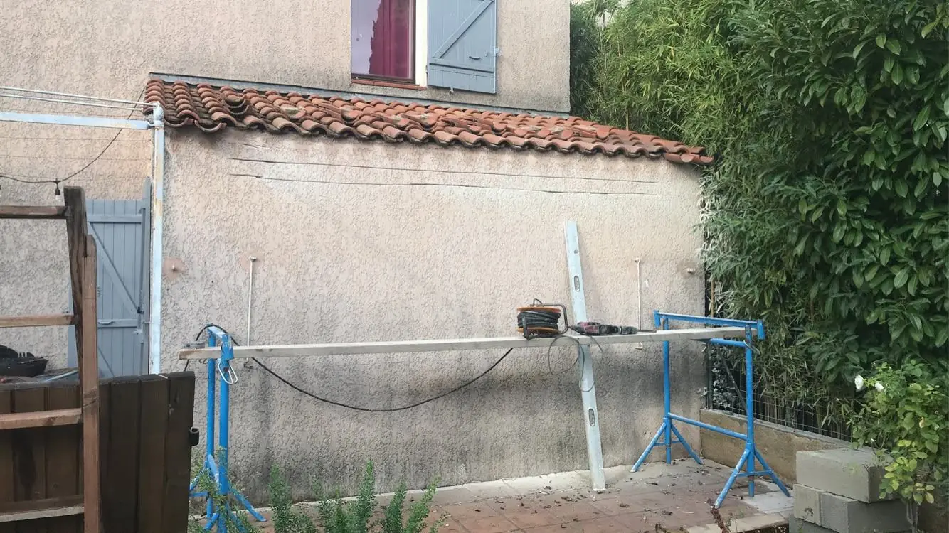Extension sous toiture en tuiles, avant les travaux
