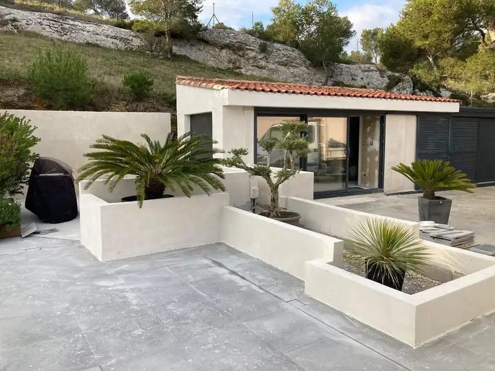 Pool house enduit avec jardinières maçonnées