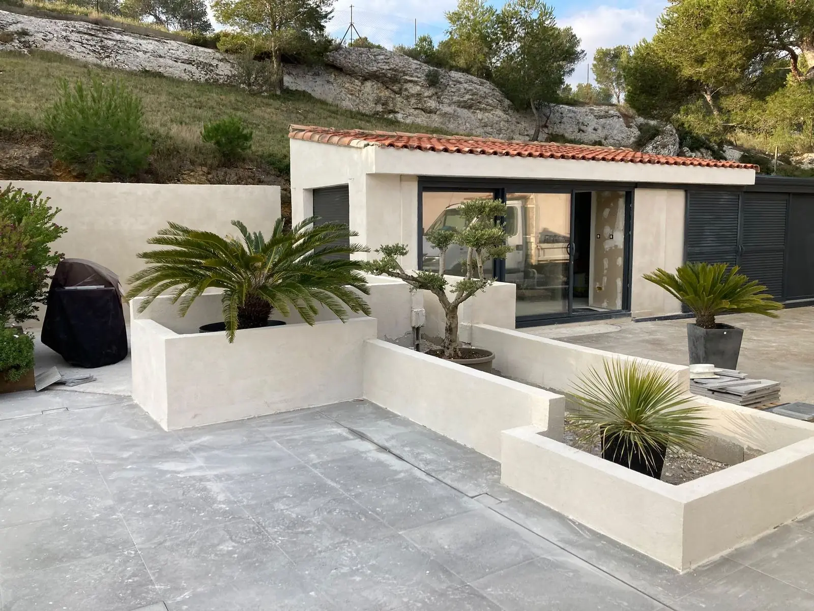 Pool house enduit et jardinières maçonnées réalisés par André Bâtiment