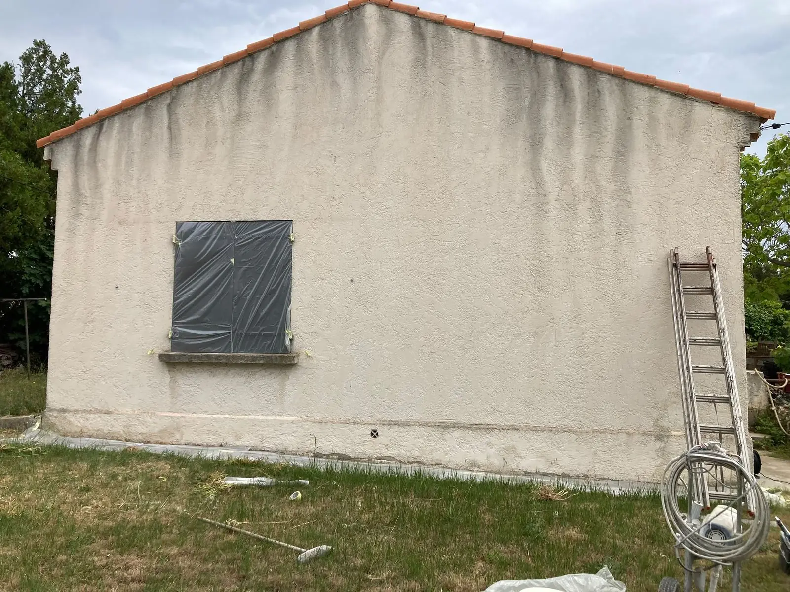 Pignon avant ravalement, enduit fissuré et noirci