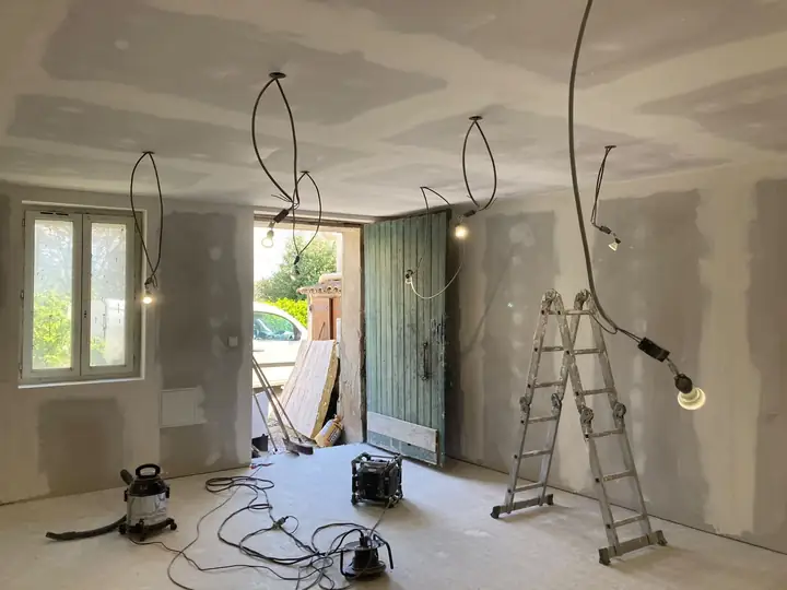 Pièce en rénovation, plafond et doublage en cours
